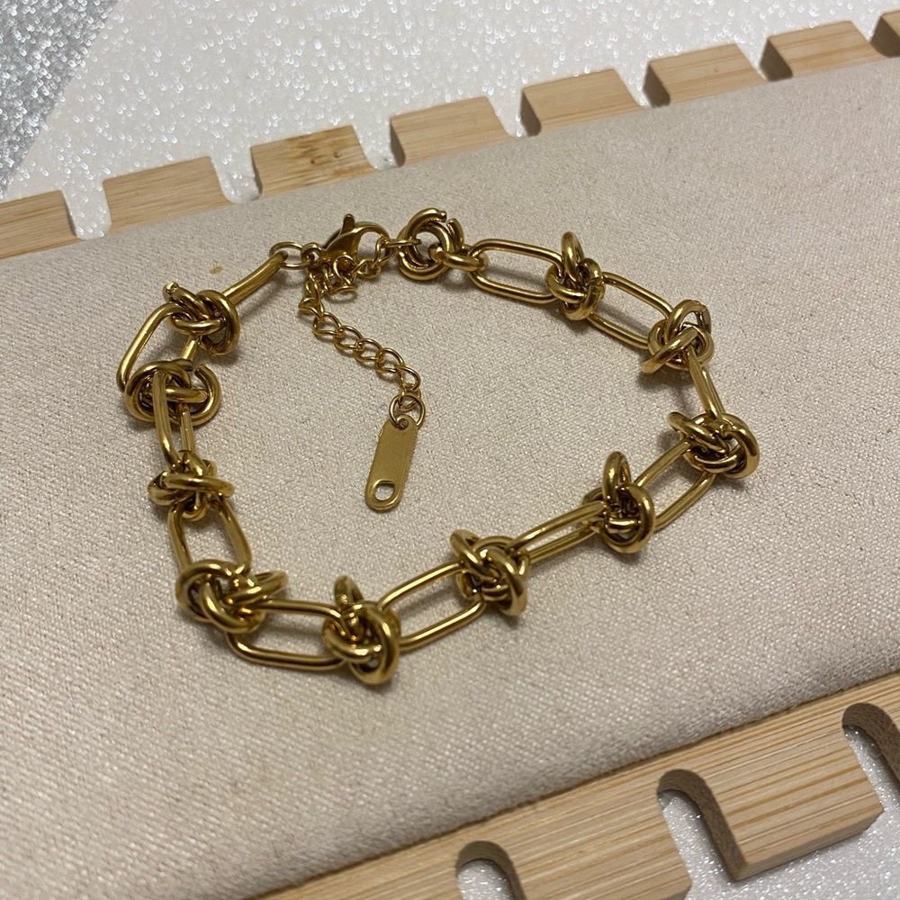 ANOUSHA STATEMENT BRACELET - Picture 9 of 13
